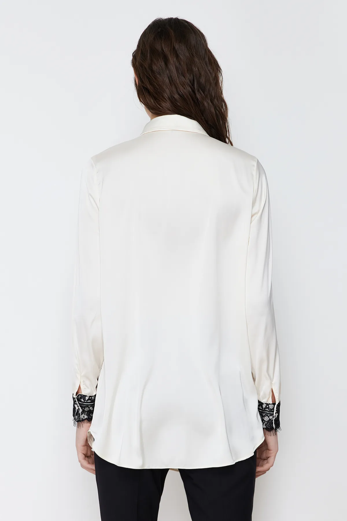 Trendyol Modest  Steinfarbenes, mit Spitzendetails verziertes Satin-Gewebehemd TCTSS24TG00024