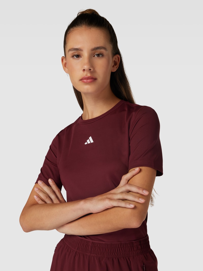 T-Shirt mit Label-Print in bordeaux rot