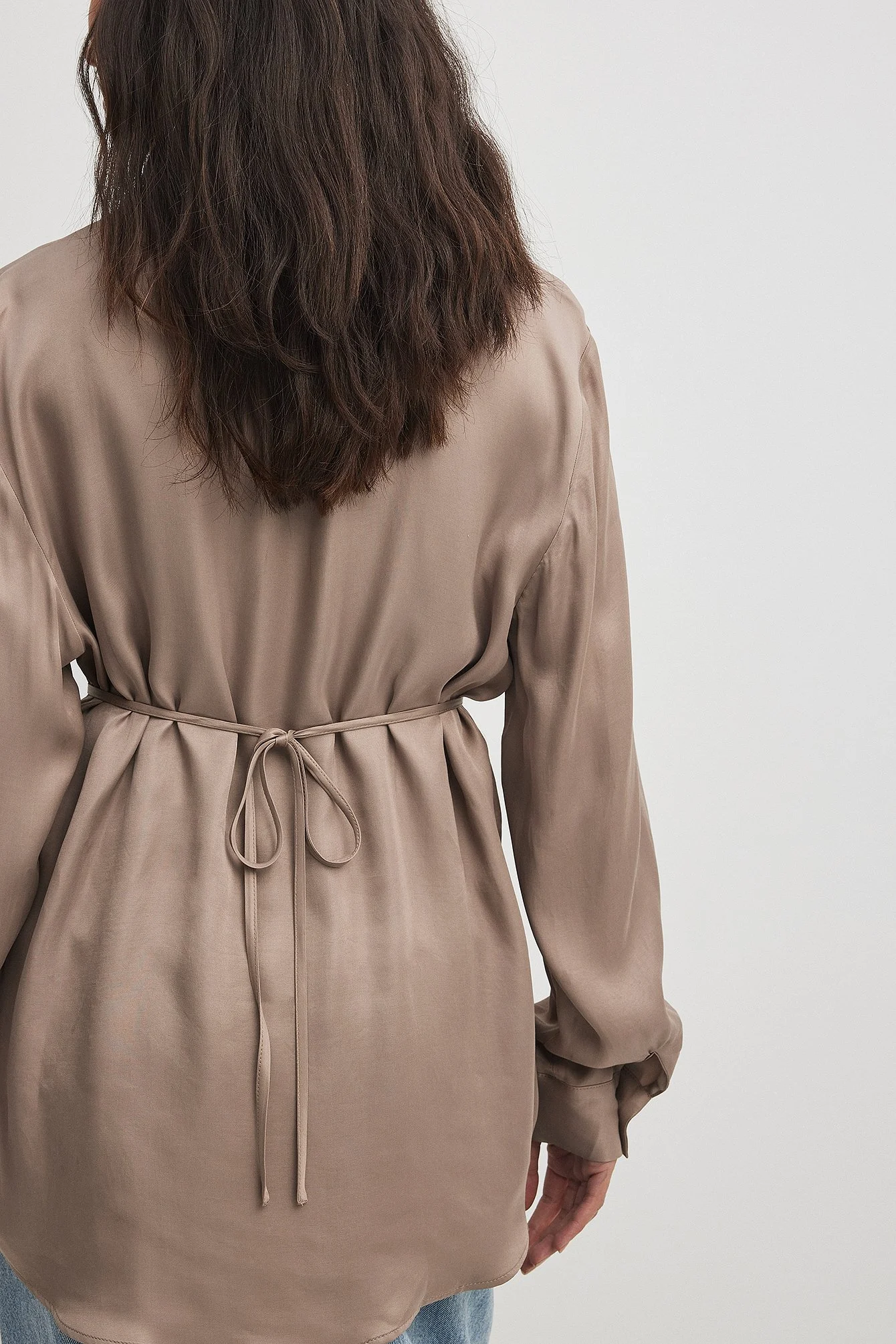 Satin-Hemdbluse mit Trägerdetails