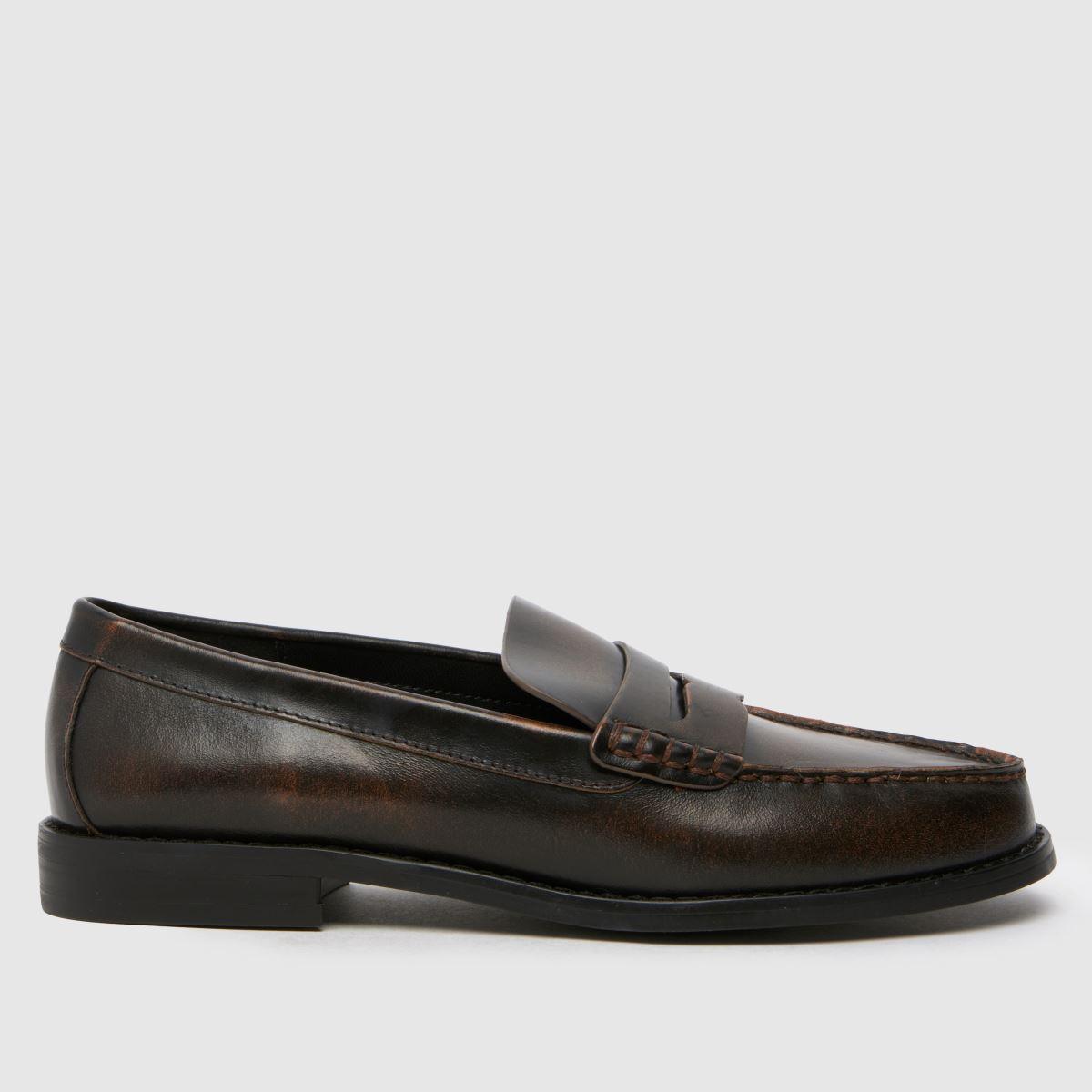 Schuh Lillian – Bruna, platta penny loafers i läder med rem