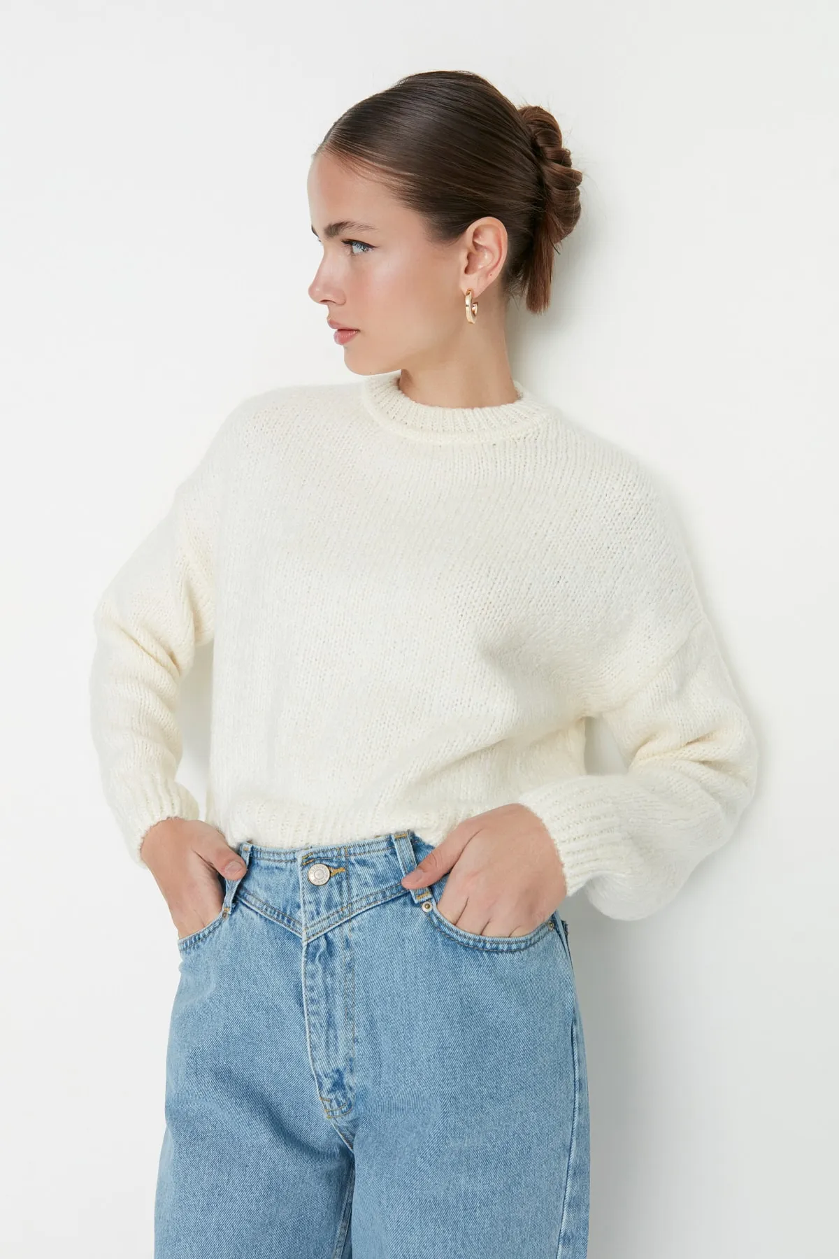Trendyol Collection  Ecrufarbener, weich strukturierter Basic-Strickpullover mit weiter Passform TWOAW23KZ00185