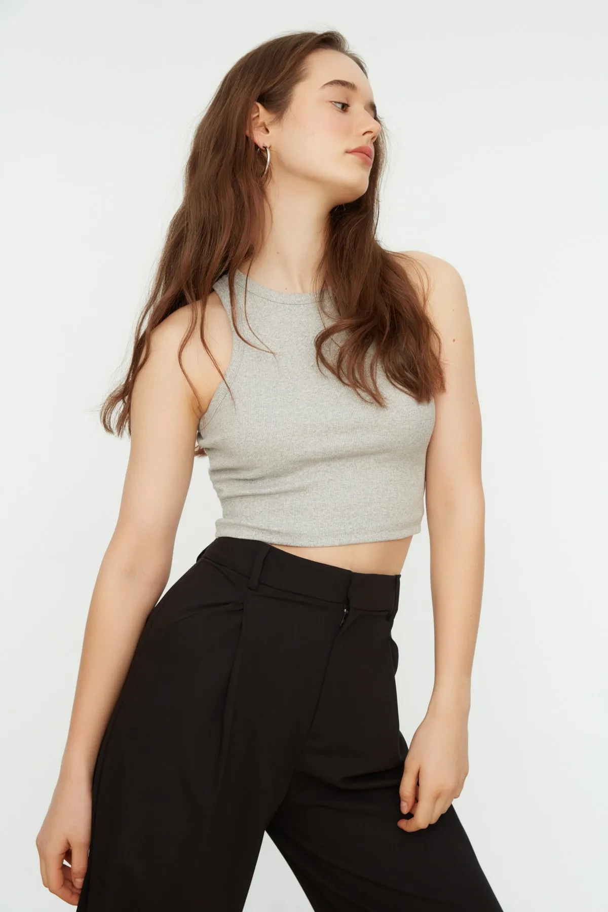 Trendyol Collection  Graues tailliertes/tailliertes Crop-Neckholder-Unterhemd aus geripptem, flexiblem Strick TWOSS21AL0050