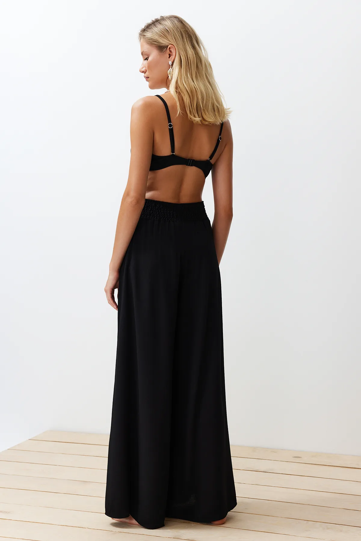 Trendyol Collection  Schwarze Hose mit gewebtem Gipe-Detail TBESS24PL00008