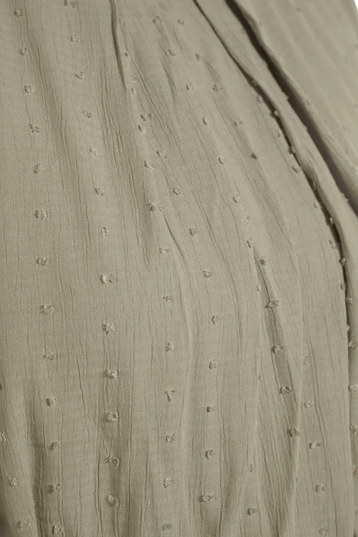 Trendyol Modest  Helles Nerz-Gewebtes Kleid mit geraffter Taille, Volant und Futter TCTSS21EL3566
