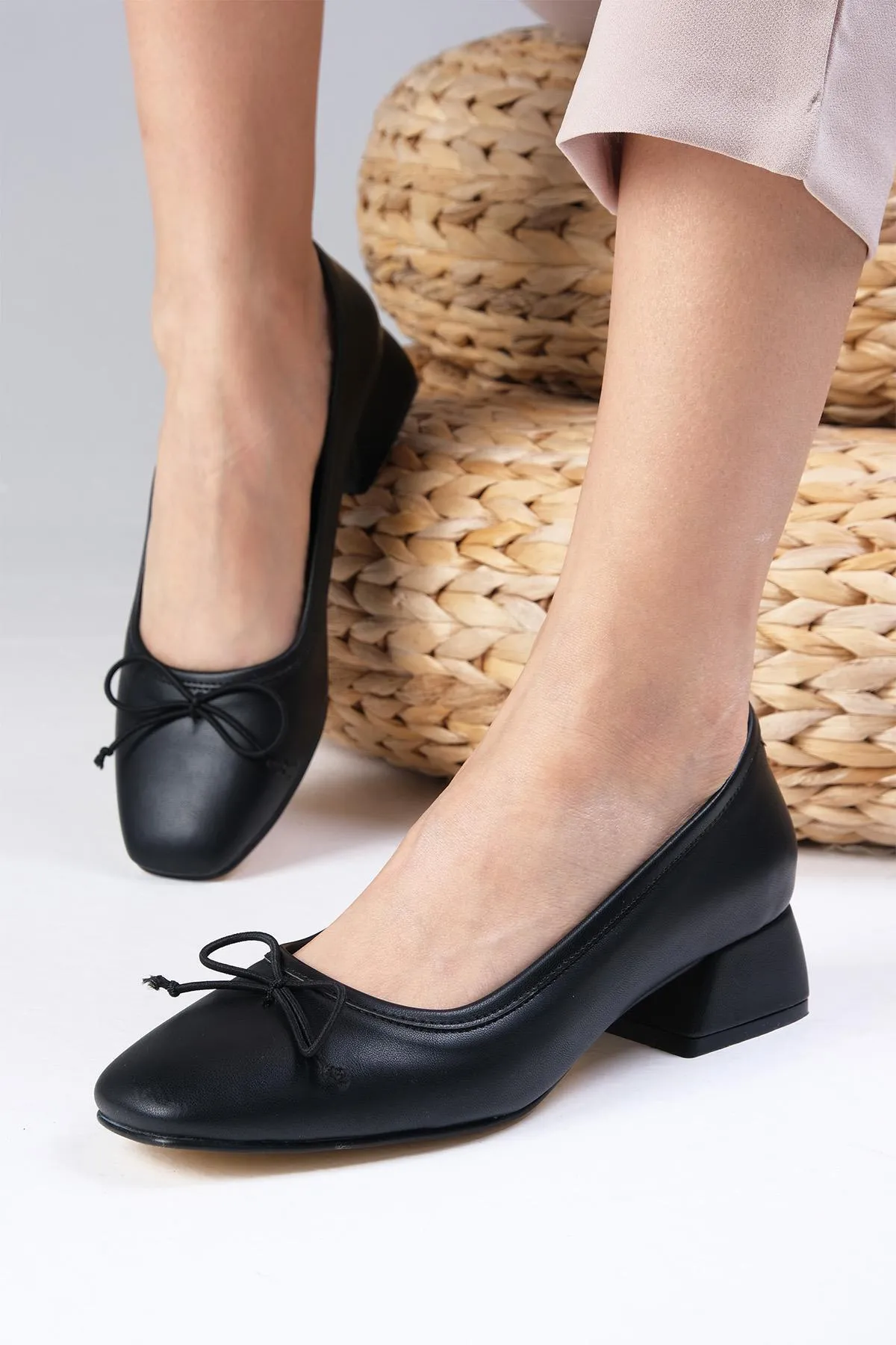 Mio Gusto  Bellamy Damen-Schuhe mit niedrigem Absatz und schwarzer Schleife