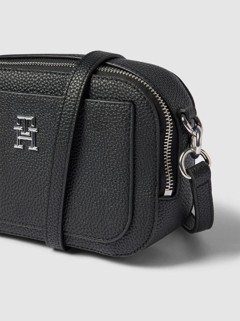 Handtasche mit Label-Detail Modell 'EMBLEM CAMERA' in schwarz