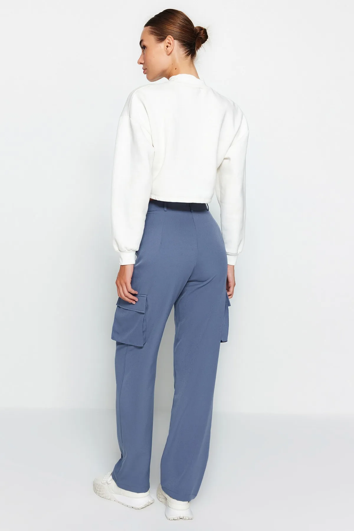 Trendyol Collection  Marineblaue, gerade geschnittene, gewebte Cargo-Hose mit doppelten Taschen TWOAW22PL0343
