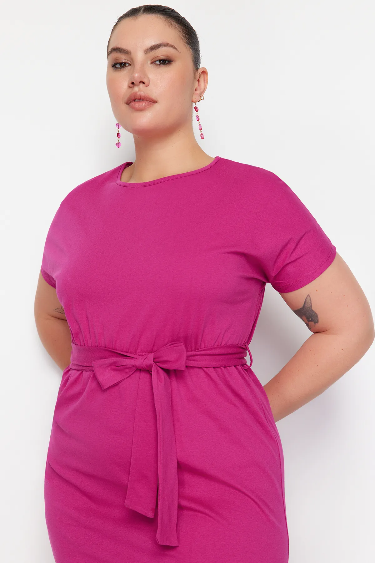 Trendyol Curve  Fuchsia Strickkleid mit Rundhalsausschnitt und Gürtel TBBSS22AH0242