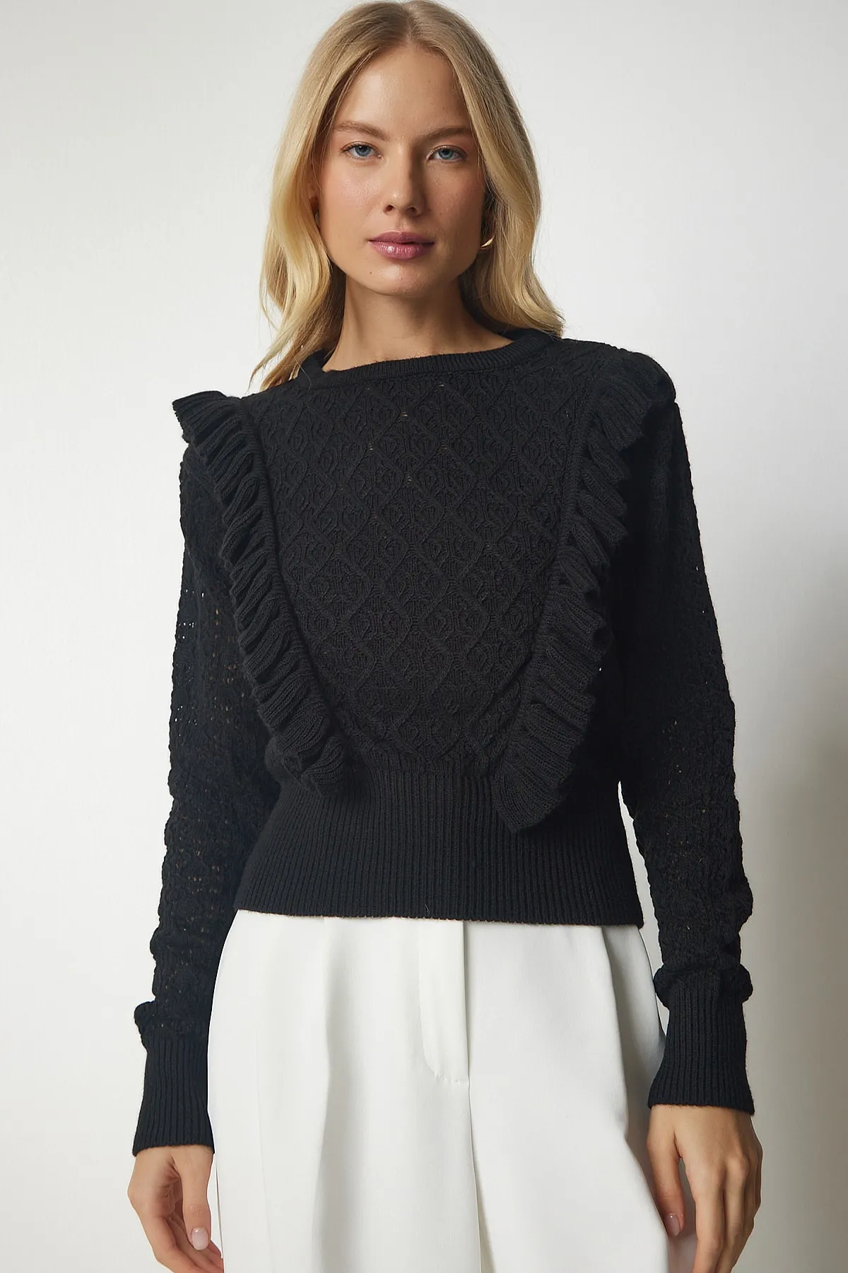 Happiness İstanbul  Schwarzer Damen-Strickpullover mit geschwungenem Rüschendetail YY00169