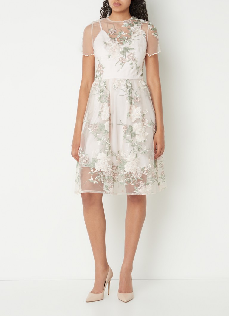 Rochie midi Chi Chi London confecționată din satin decorată cu flori și dantelă.