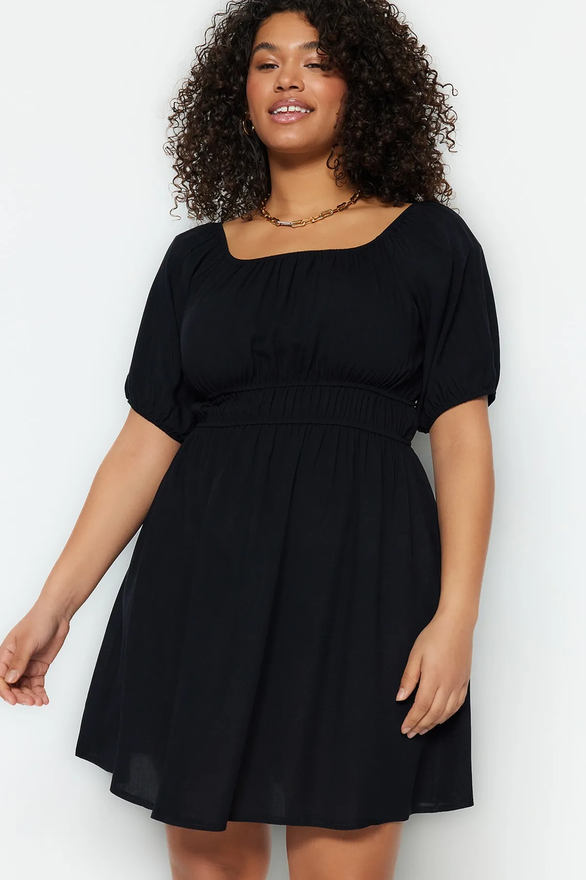 Trendyol Curve  Schwarzes, gewebtes Kleid mit Carmenkragen und Taillendetails TBSSS23AH00090