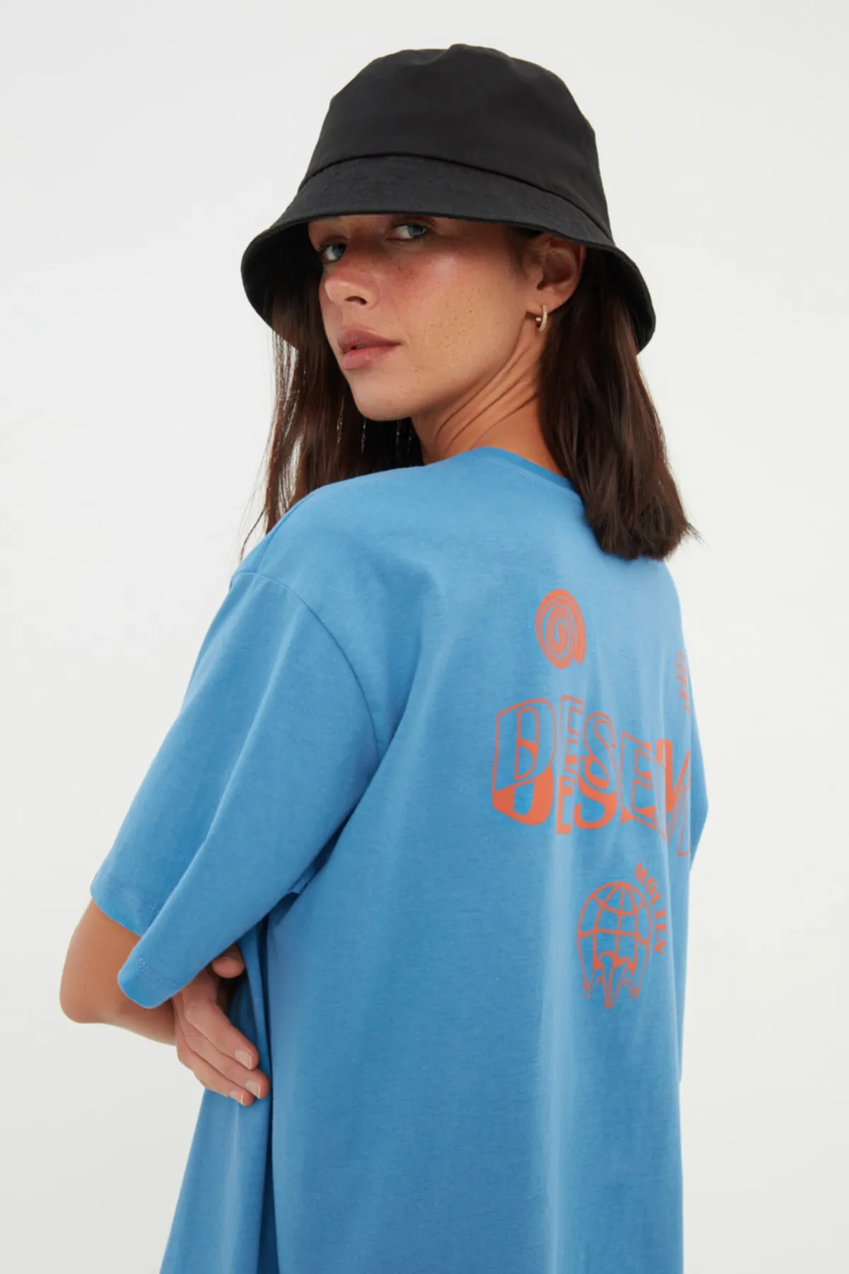 Trendyol Collection  Indigofarbenes Strick-T-Shirt aus 100 % Baumwolle mit Slogan-Print, Boyfriend-Passform und Rundhalsausschnitt TWOSS22TS2168