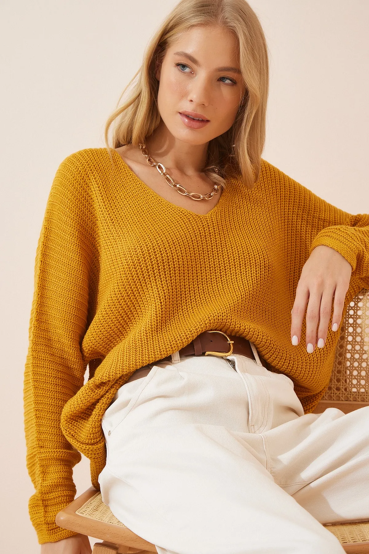 Happiness İstanbul  Senfgelbes Thessaloniki-Strick-Sweatshirt mit V-Ausschnitt für Damen in Übergröße ZA00059