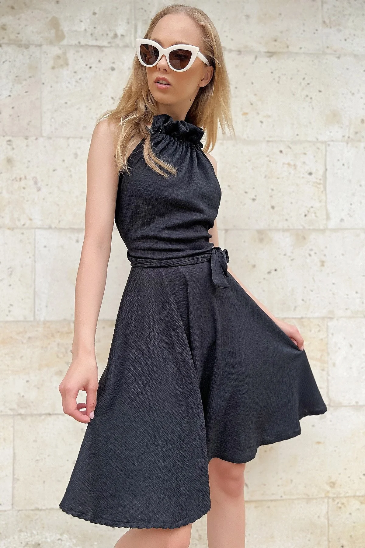 Trend Alaçatı Stili  Schwarzes, ausgestelltes Kleid mit Kragen und Raffung und Gürtel für Damen ALC-771-001