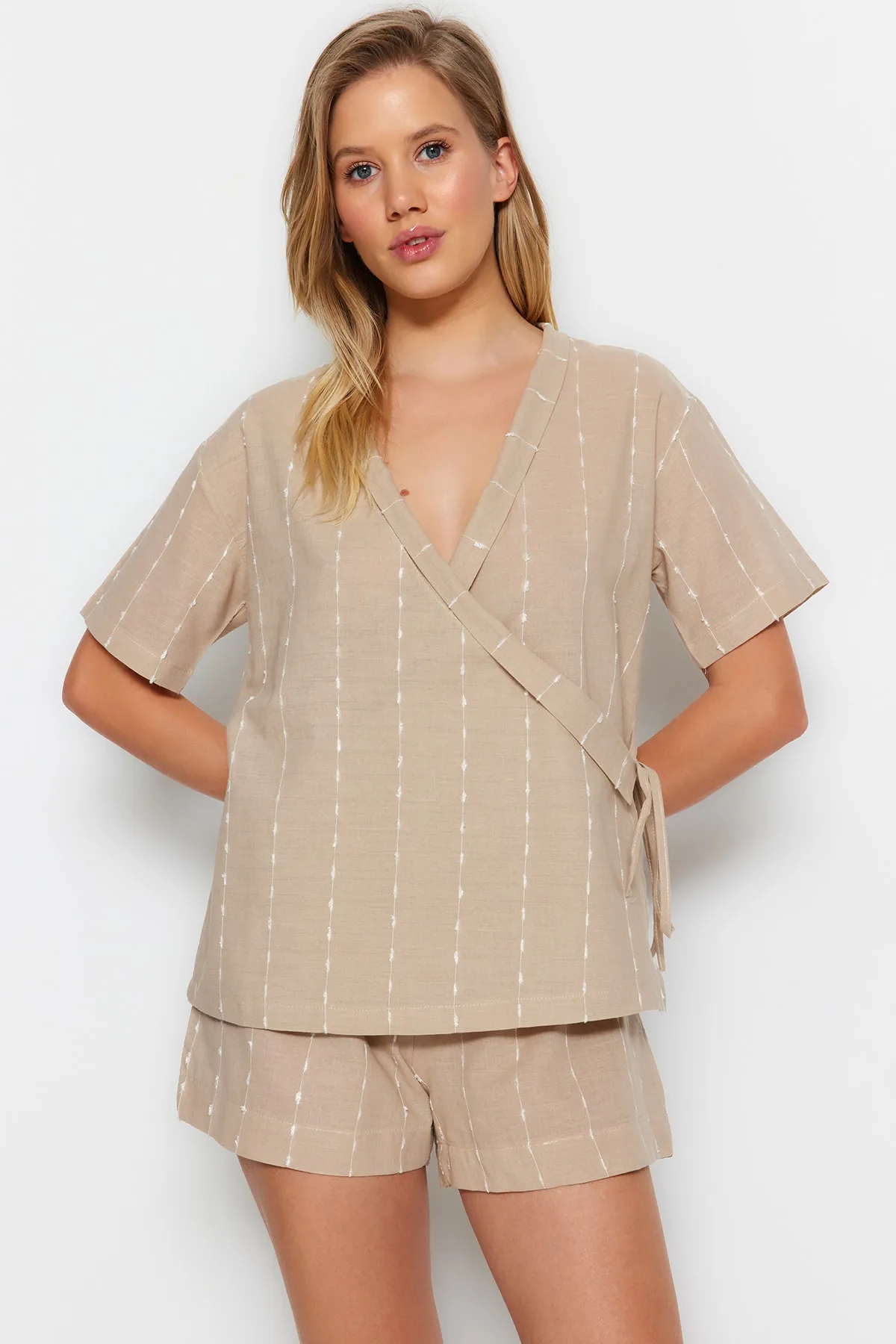 Trendyol Collection  Beiges Pyjama-Set aus gewebter Viskose mit Streifen, 100 % Baumwolle, weite Passform, THMSS23PT00229