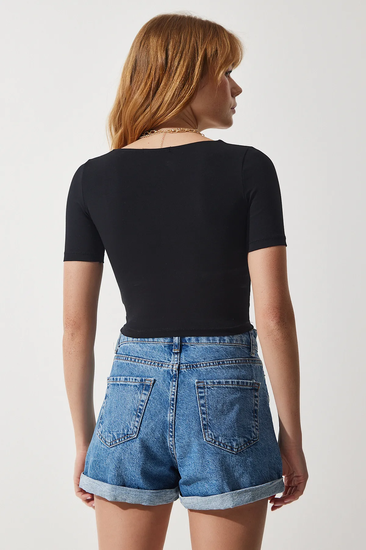 Happiness İstanbul  Schwarzes, kurzes Strick-T-Shirt mit eckigem Ausschnitt für Damen AN00170