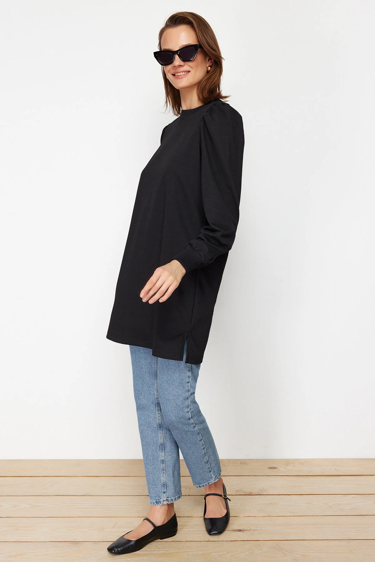 Trendyol Modest  Schwarze Strick-Tunika mit Rundhalsausschnitt und Schlitz und Ärmeldetail TCTSS21TN0257