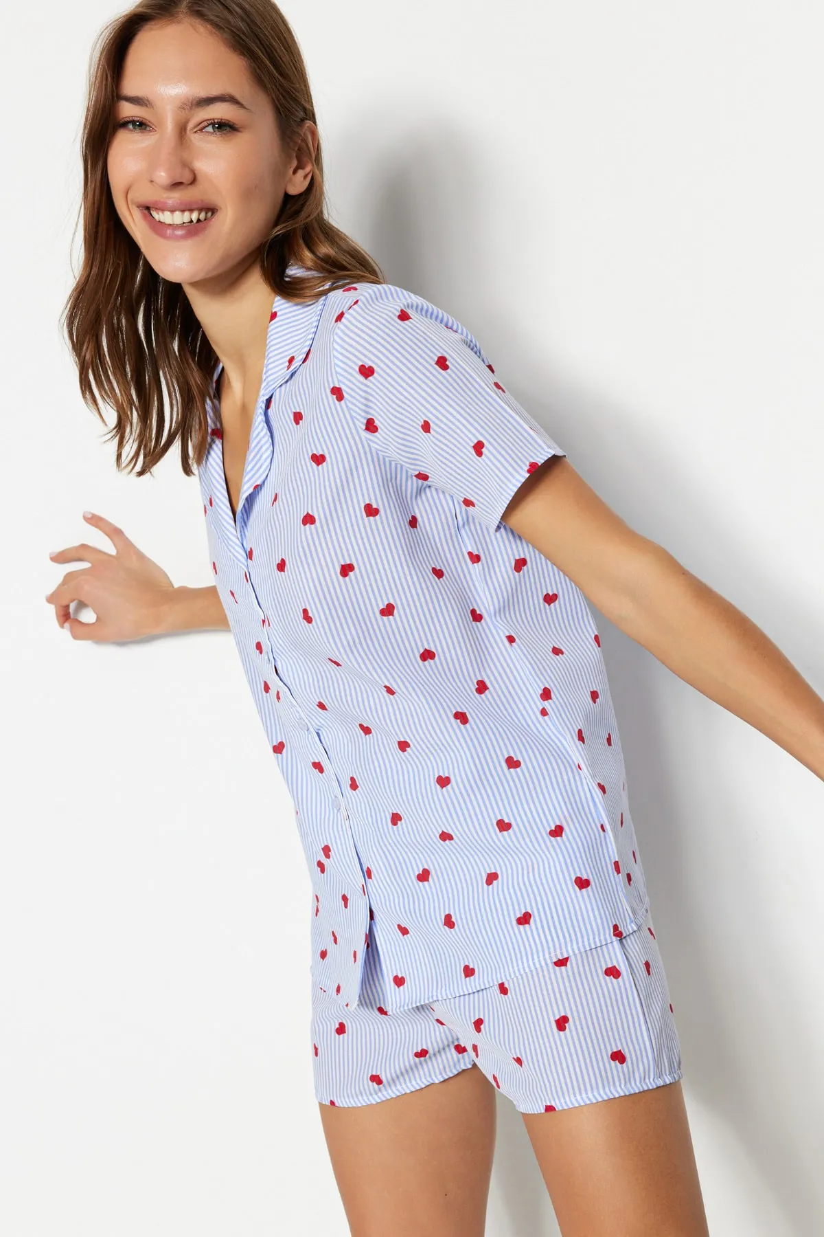Trendyol Collection  Blau gestreiftes Pyjama-Set aus Viskosegewebe mit Herzmuster THMSS22PT0091