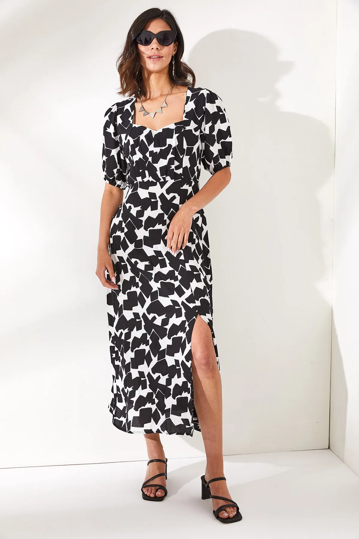 Olalook  Schwarzes Damen-Midikleid mit quadratischem Kragen und Schlitz ELB-19001902