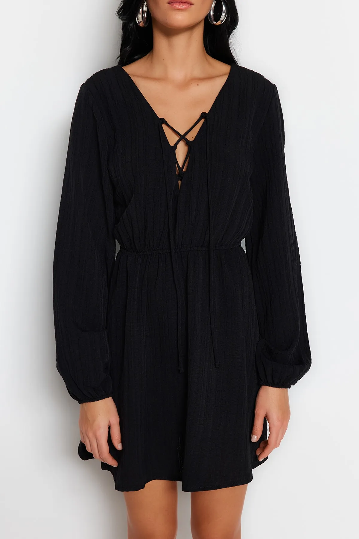 Trendyol Collection  Schwarzes, gewebtes Mini-Strandkleid aus Leinenmischung zum Binden TBESS23EL00103