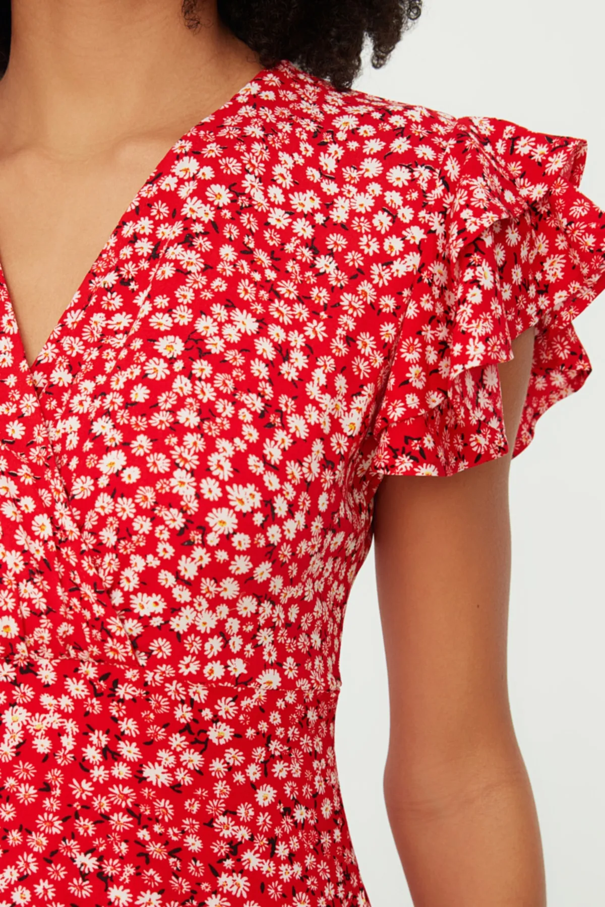 Trendyol Collection  Gewebtes Kleid mit rotem Blumenmuster TWOSS21EL0272