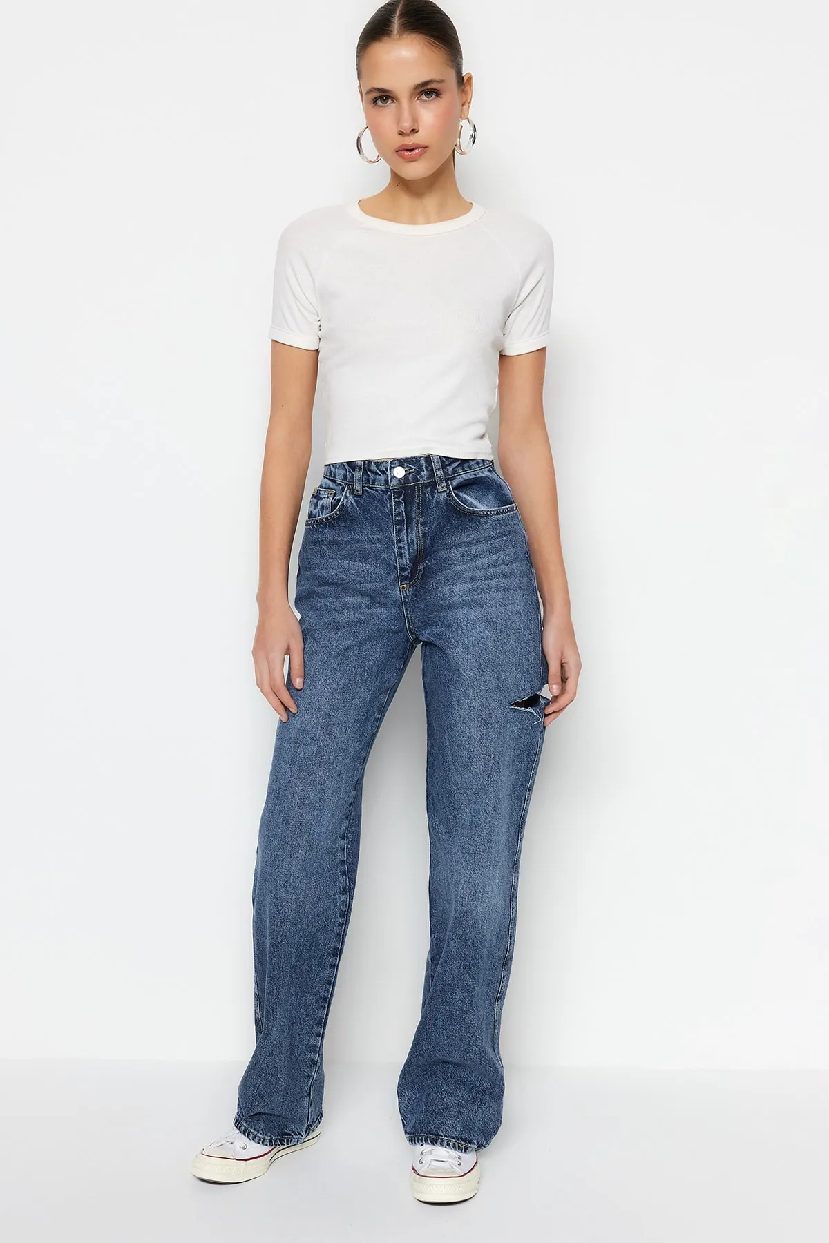 Trendyol Collection  Dunkelblaue zerrissene Jeans mit hoher Taille und weitem Bein TWOSS23JE00142