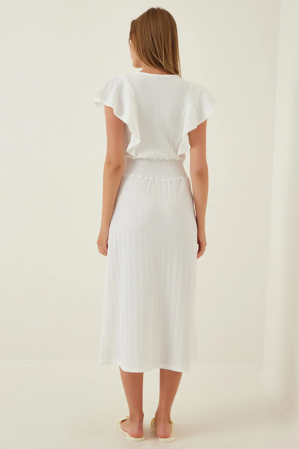 Happiness İstanbul  Weißes, strukturiertes Volant-Strickkleid für Damen CI00025