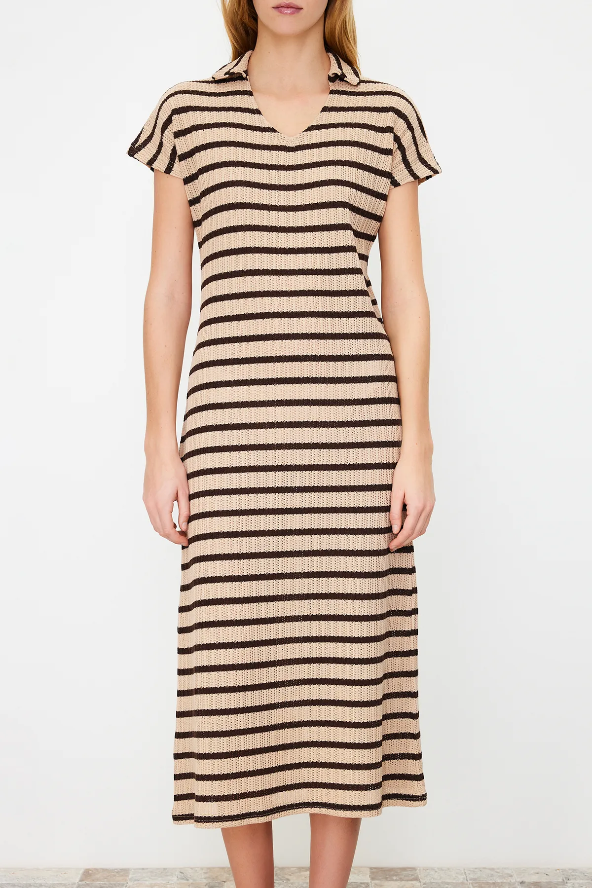 Trendyol Collection  Beige gestreifter Maxi-Polokragen in Strickoptik TWOSS24EL00204