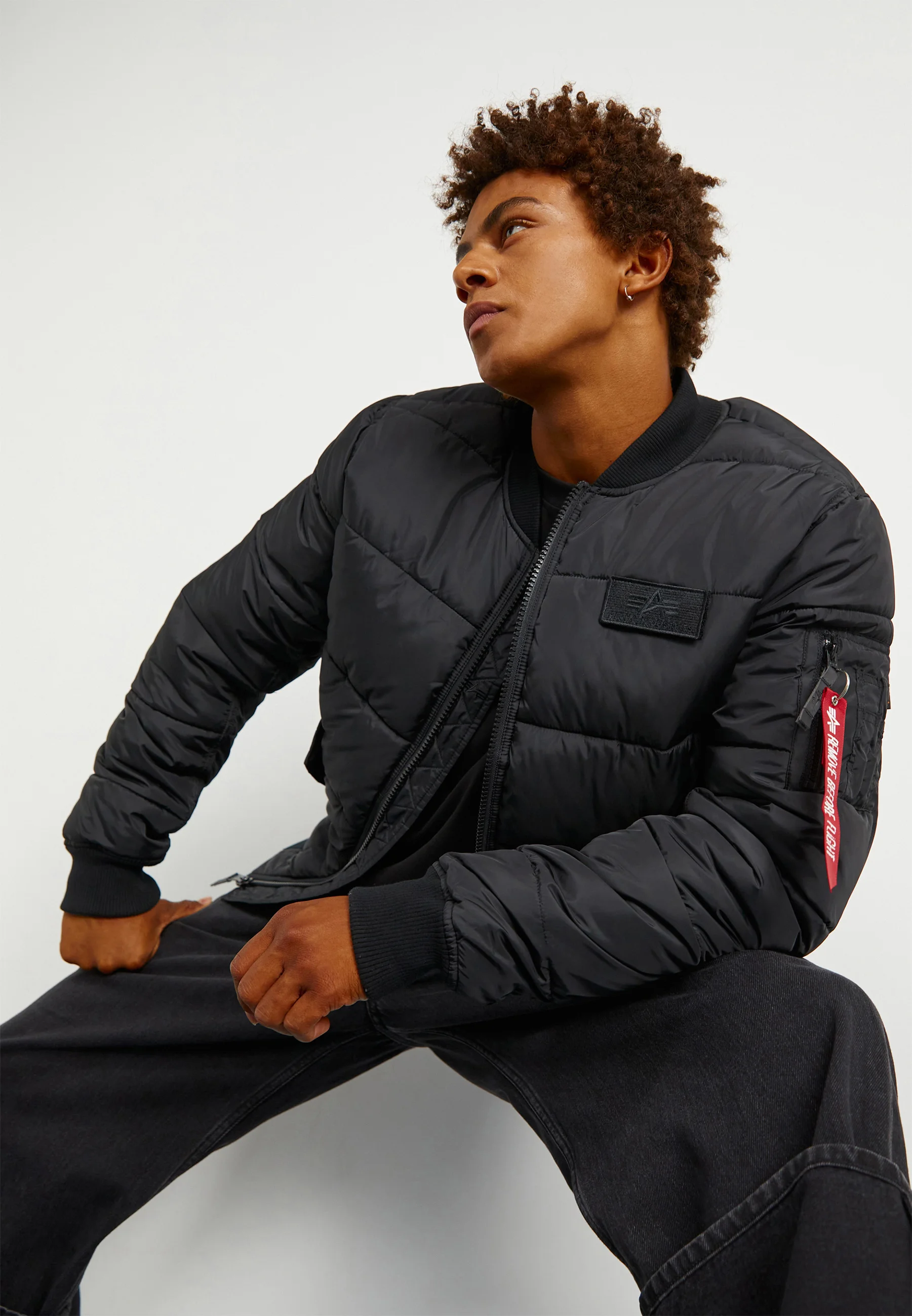 Chaqueta bomber acolchada MA-1 de Alpha Industries