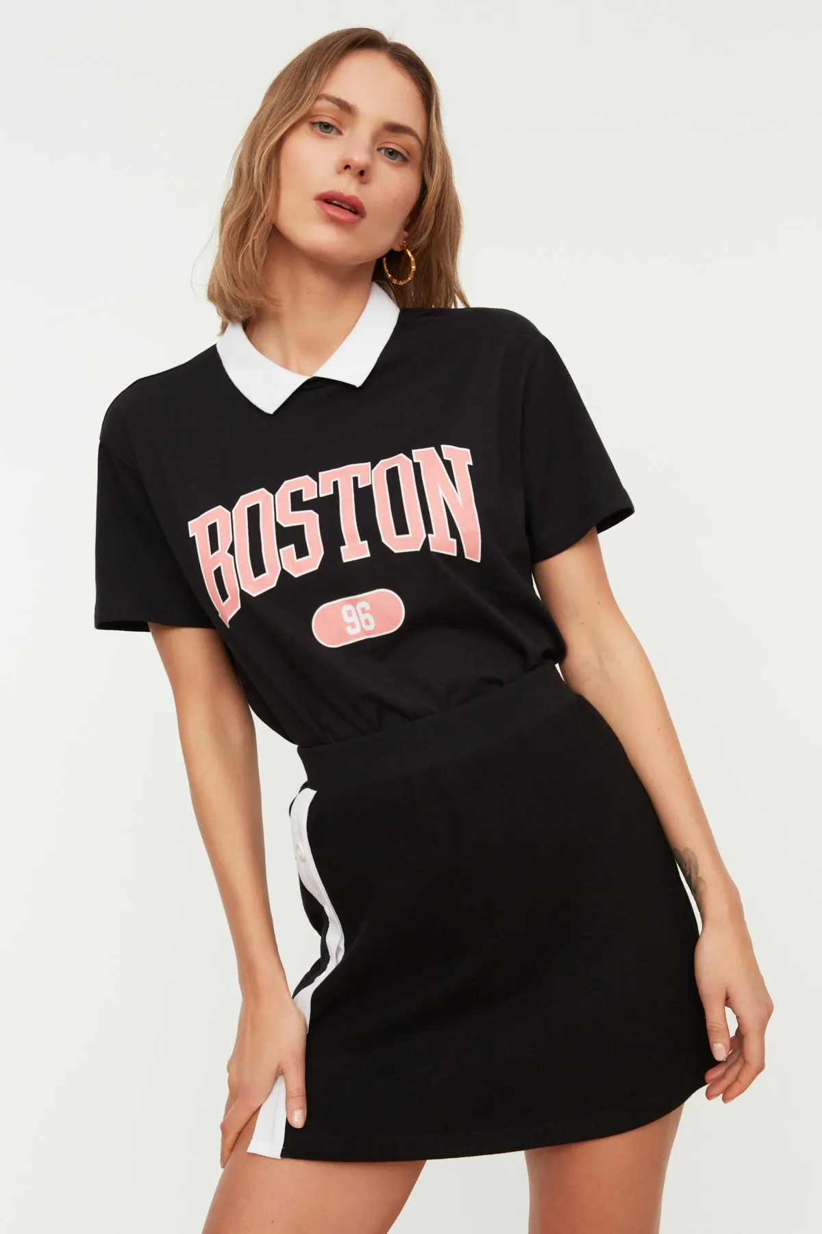Trendyol Collection  Schwarzes, lässig geschnittenes Basic-Strick-T-Shirt mit Polo-Ausschnitt aus 100 % Baumwolle mit City-Print TWOSS21TS3424