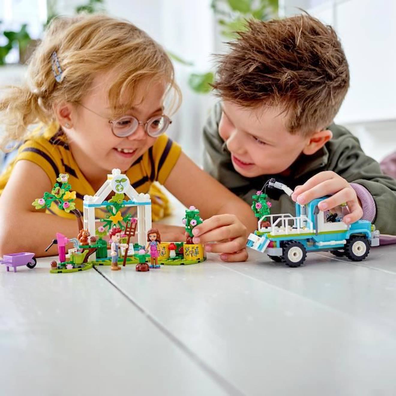 LEGO 41707 Friends Le Camion Planteur d’Arbres, Jouet, Jardinage Écologique, Camion Électrique, Filles et Garçons Dès 6 Ans bleu