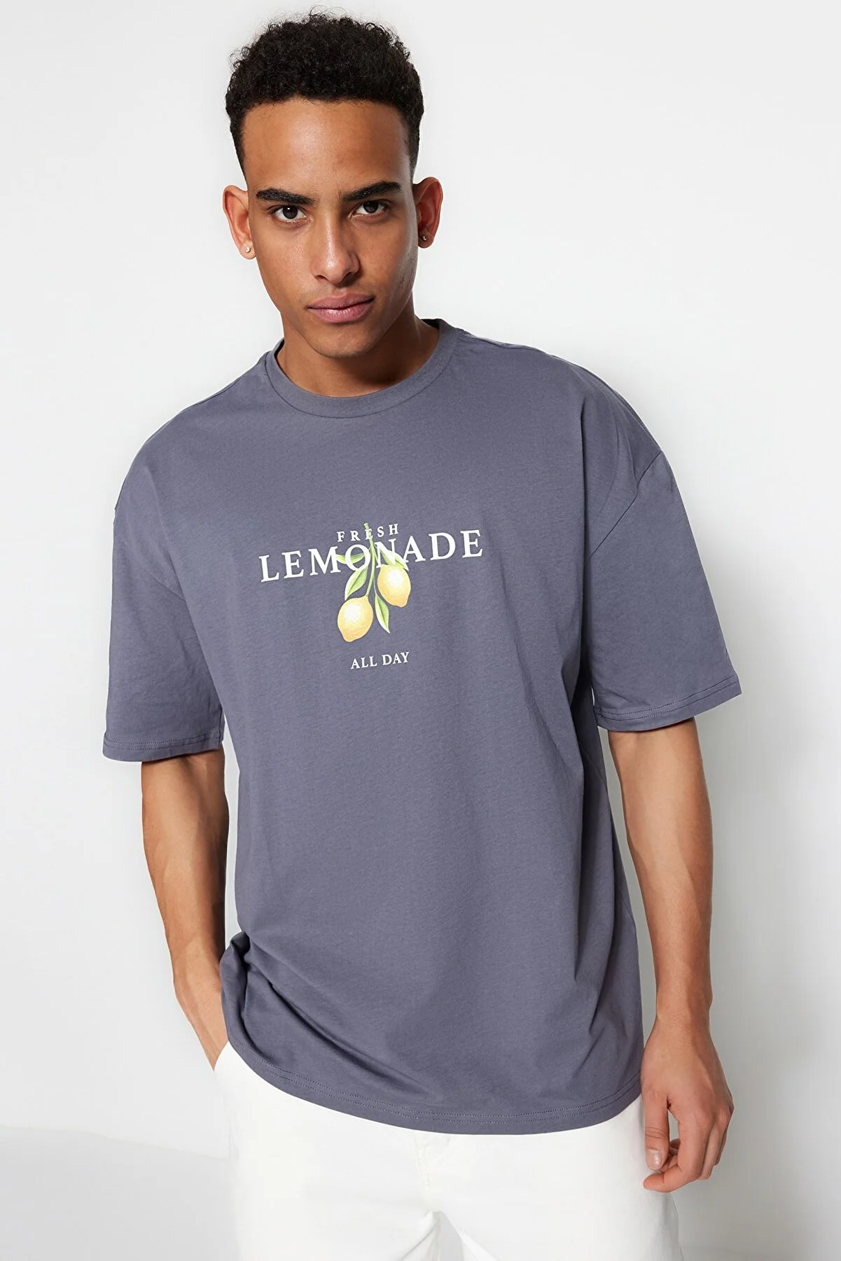 Trendyol Collection  Anthrazitfarbenes, kurzärmliges, bedrucktes Oversize-T-Shirt mit Rundhalsausschnitt TMNSS23TS00089