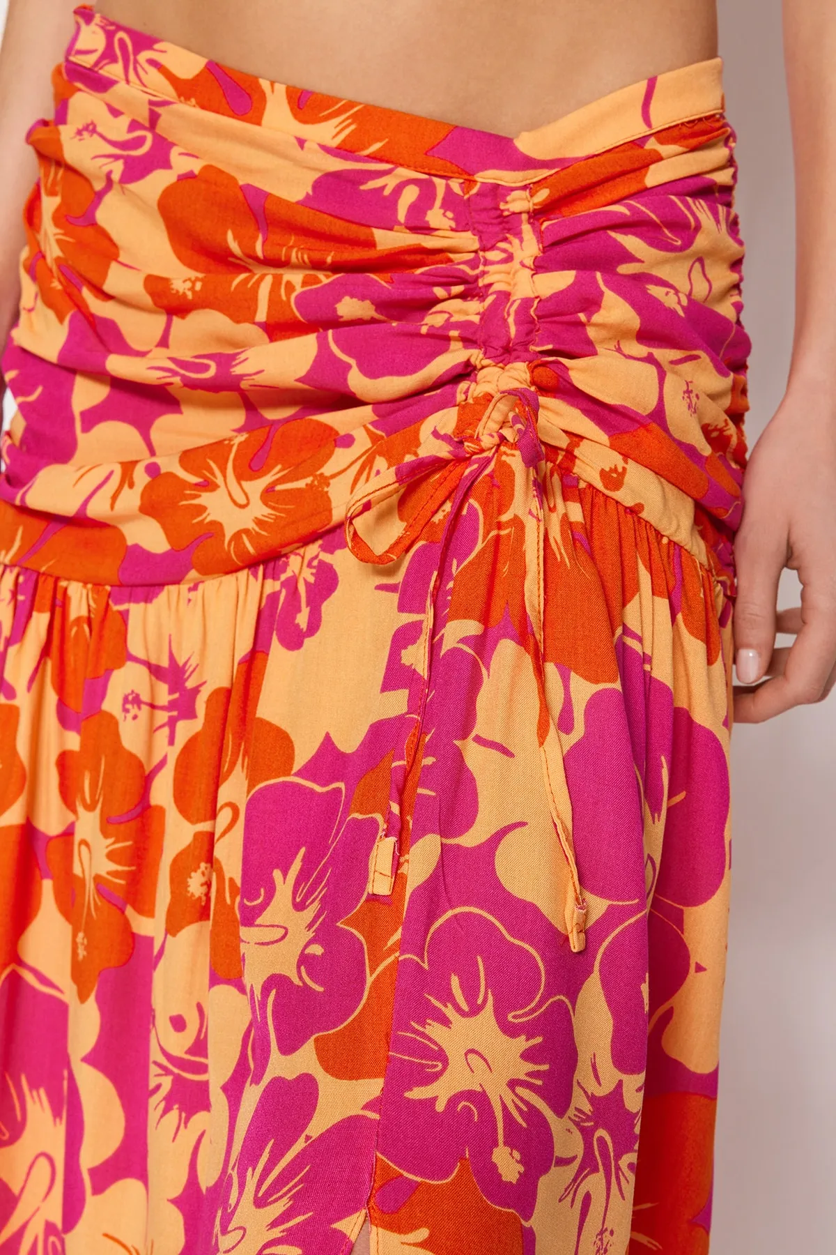 Trendyol Collection  Gewebtes Blusen-Rock-Set mit Blumenmuster und Bindeband TBESS23AU00182