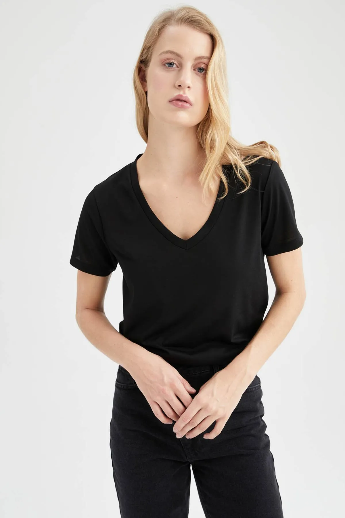 DeFacto  Kurzarm-T-Shirt mit normaler Passform und V-Ausschnitt W9204az22sm
