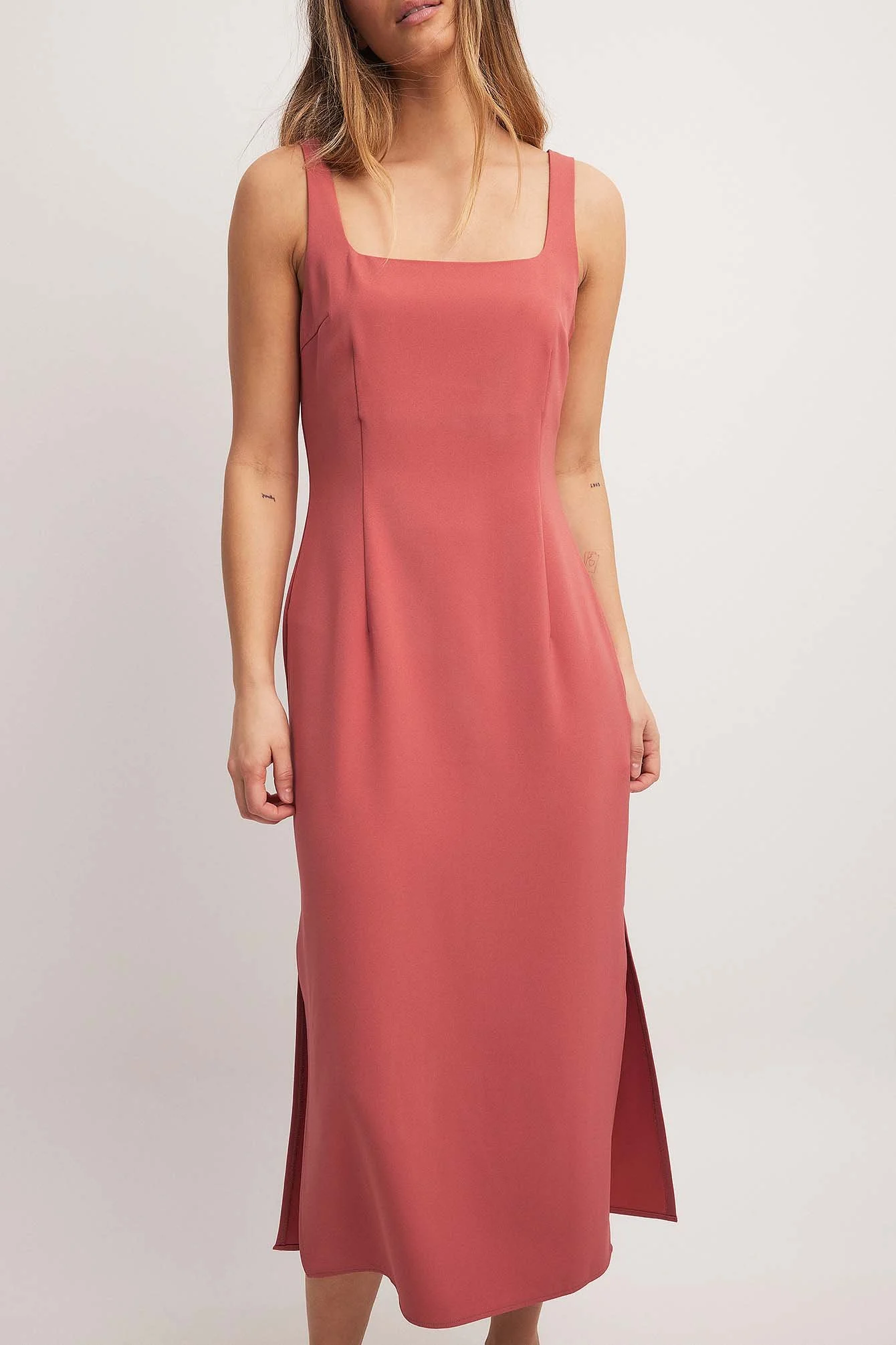 Eng anliegendes Midikleid mit eckigem Ausschnitt