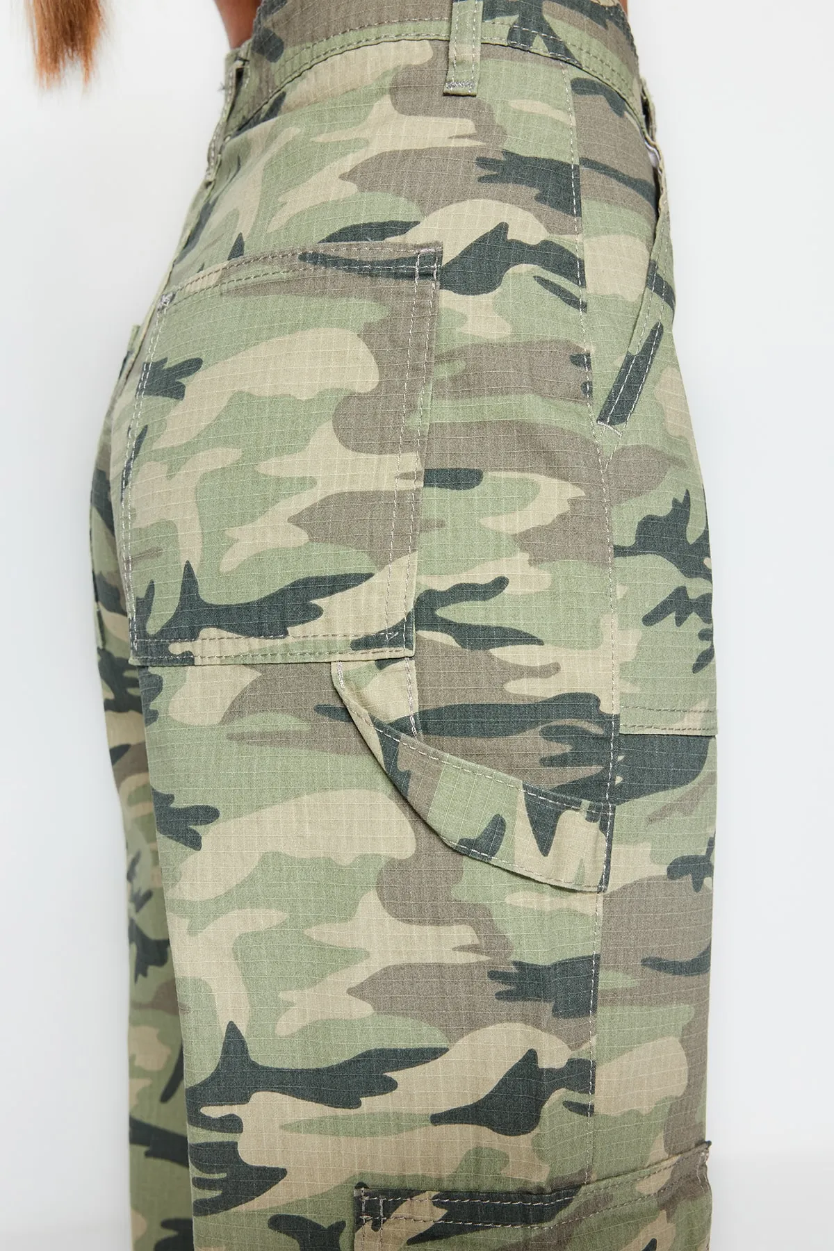 Trendyol Collection  Mehrfarbige Ribstop-Jeans mit Camouflage-Print, hoher Taille und weitem Bein und Cargo-Taschen TWOSS23JE00148