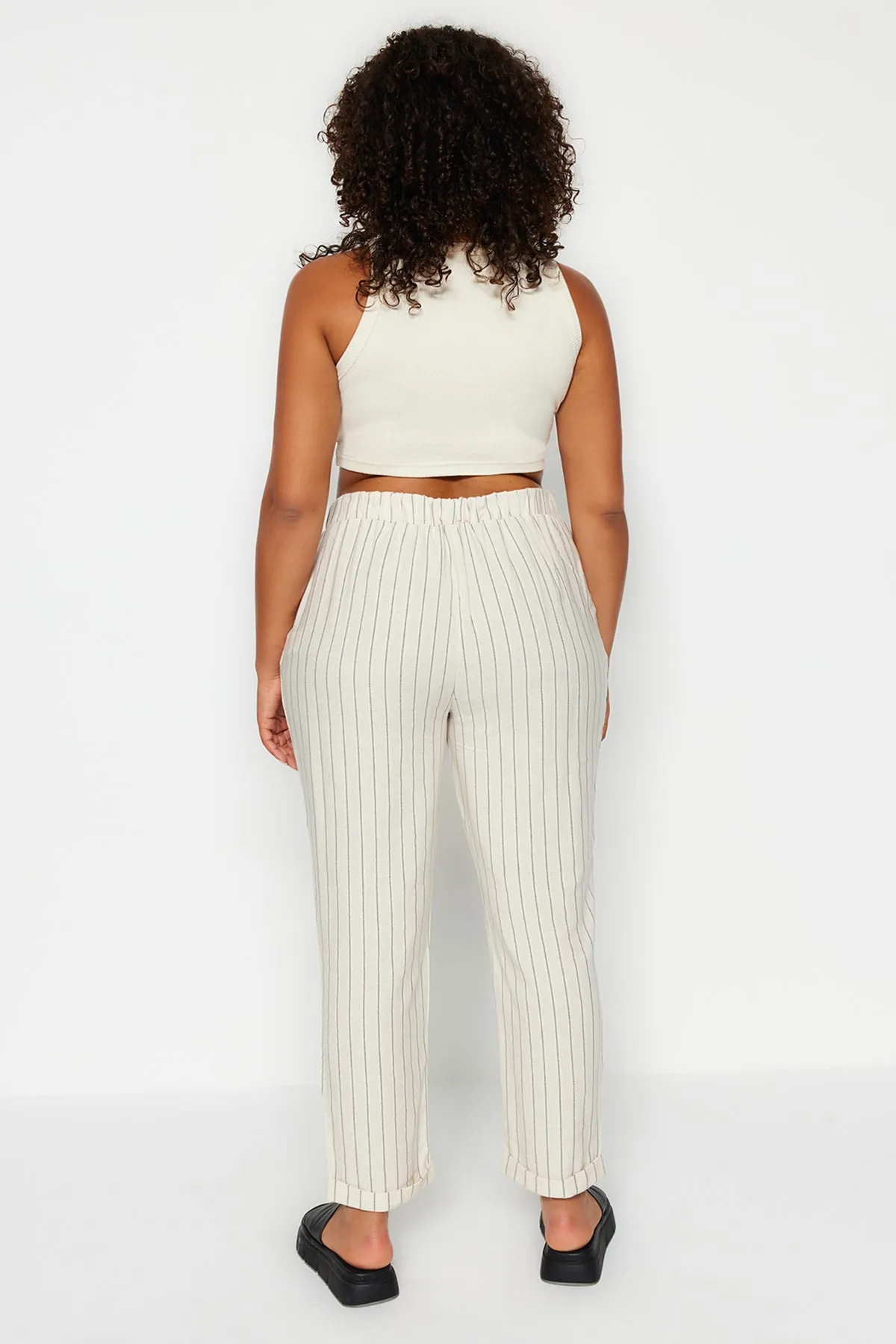 Trendyol Curve  Beigefarbene, gestreifte Webhose in Leinenoptik TBBSS23AR00039