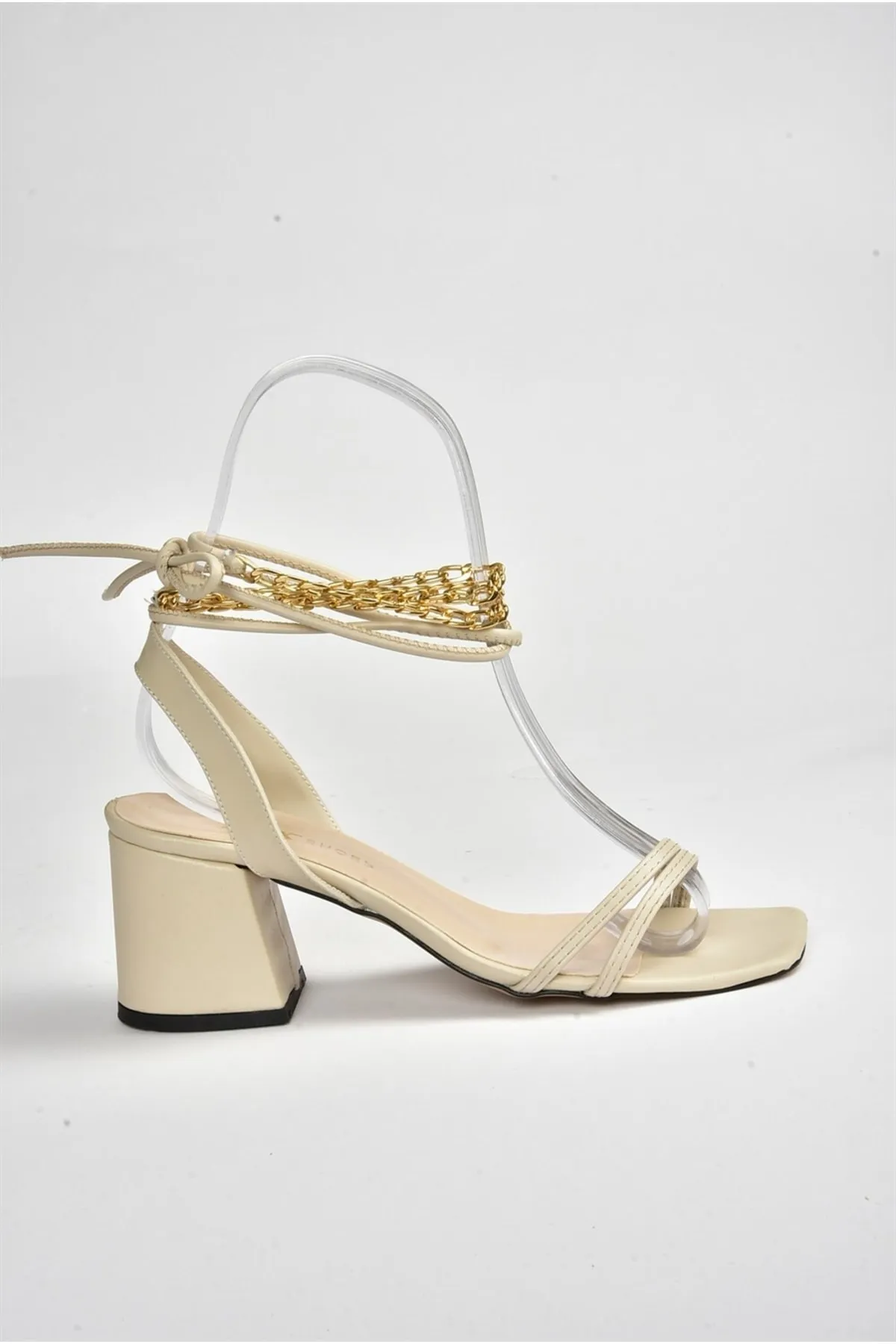 Fox Shoes  Beigefarbene Damenschuhe mit kurzem Absatz und Goldkette und detailliertem Knöchelriemen M369541209