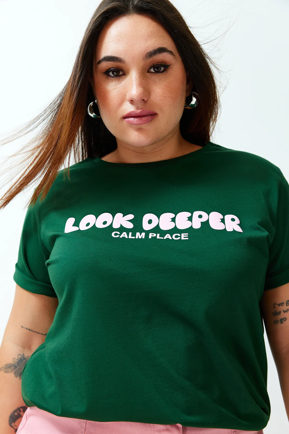 Trendyol Curve  Dunkelgrünes Boyfriend-Strick-T-Shirt mit Slogan-Print TBBSS24BF00036