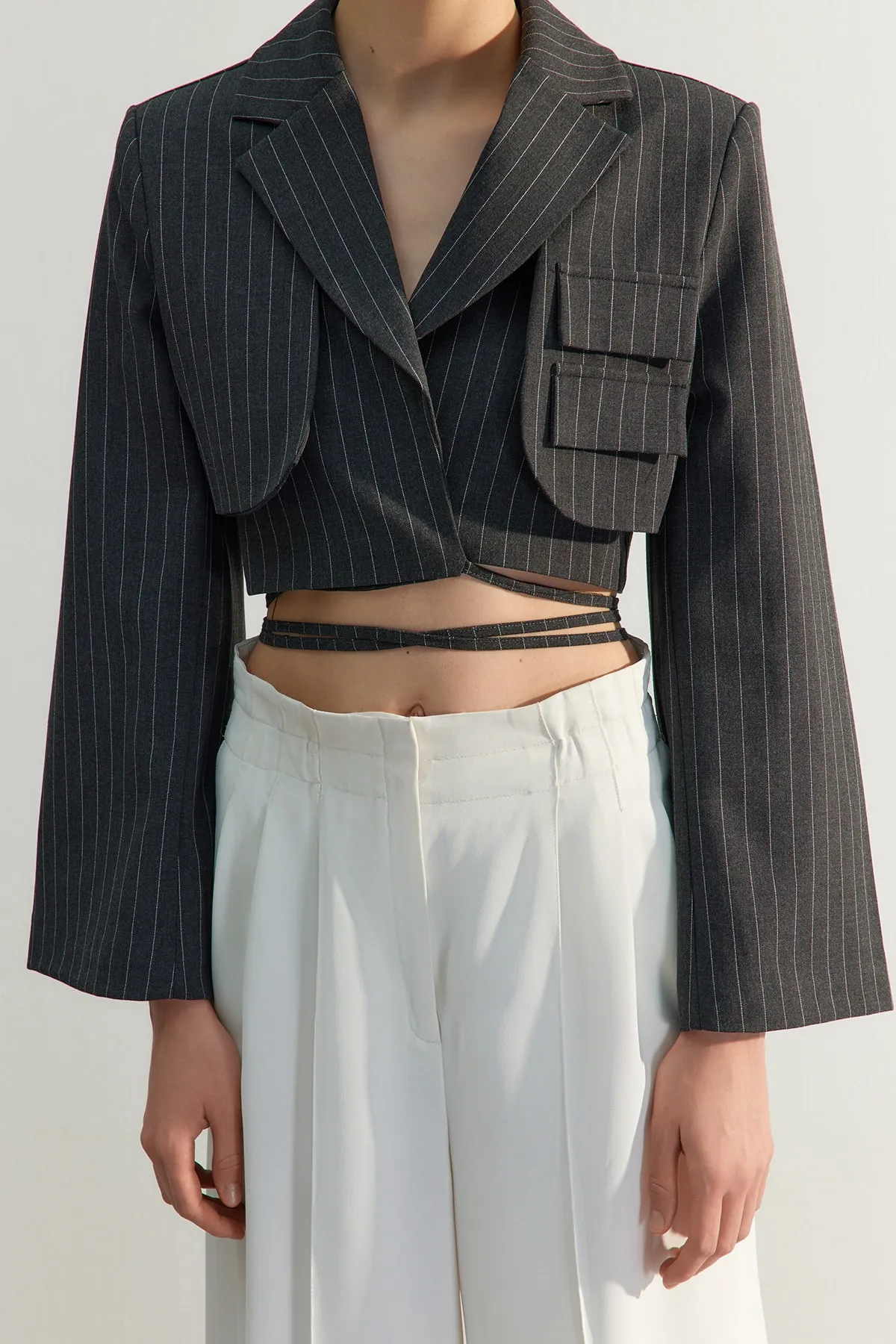 Trendyol Collection  Grauer, bauchfrei gefütterter, zweireihiger Blazer aus gewebtem, gestreiftem Polyviscon TWOSS23BC00123