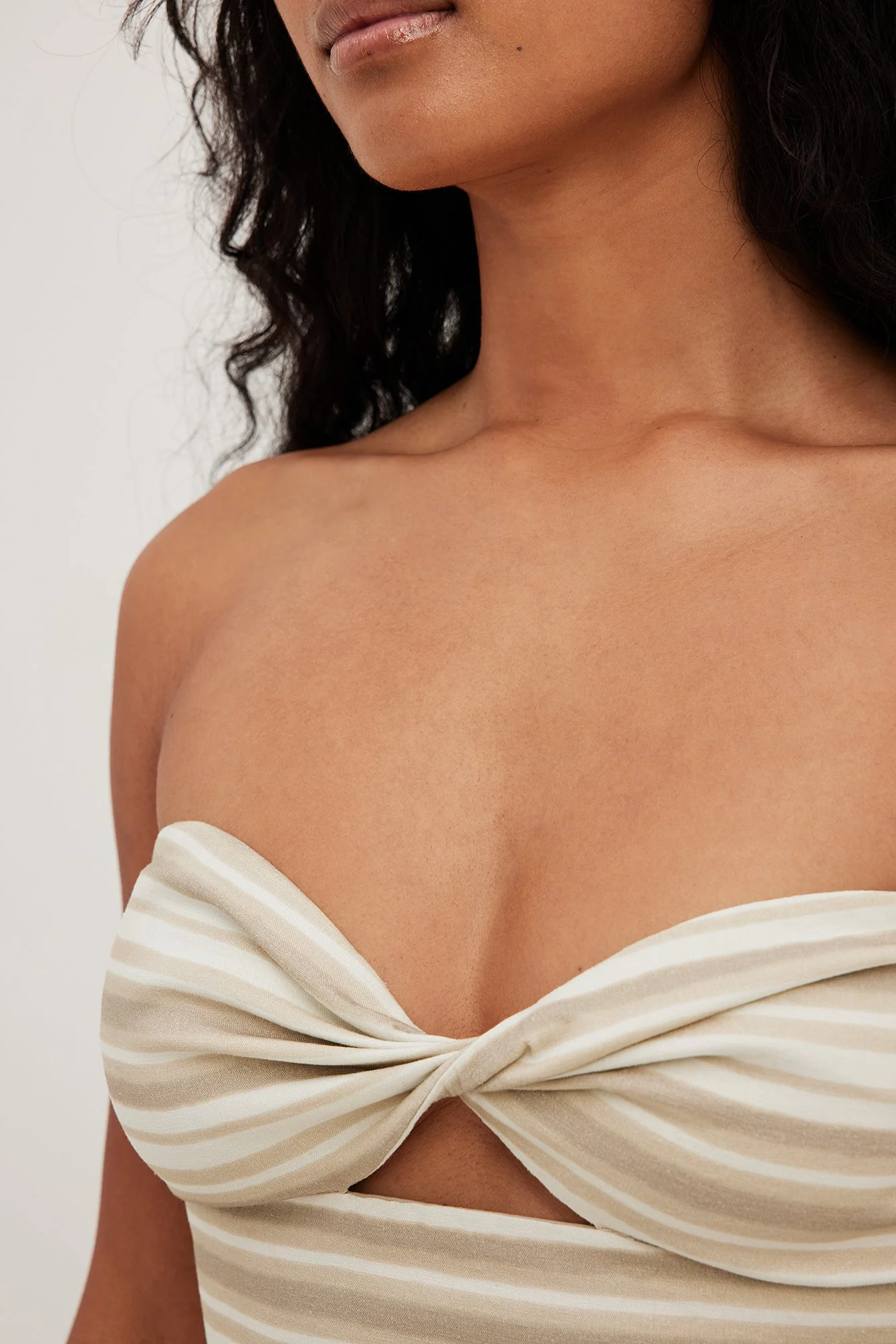 Gestreiftes Top mit Twist-Detail