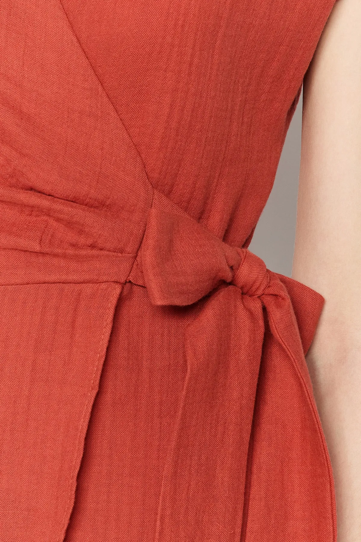 Trendyol Collection  Zimtfarbenes, zweireihiges Midi-Webkleid mit Gürtel TWOSS23EL01542
