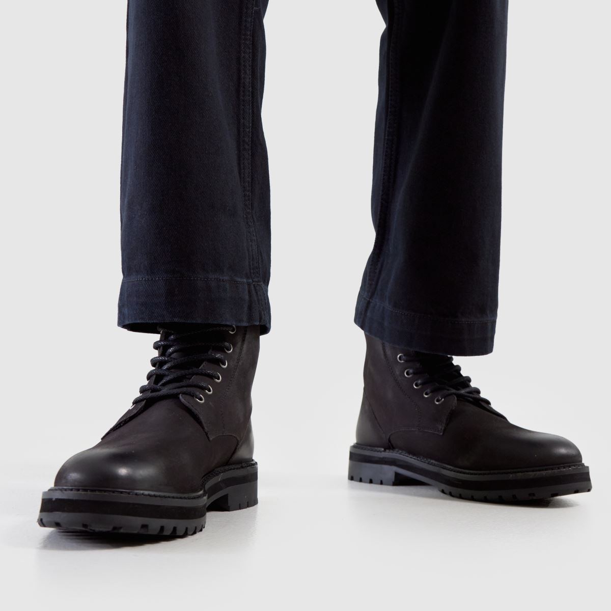 Schuh Gus vastag bőr csizma fekete színben