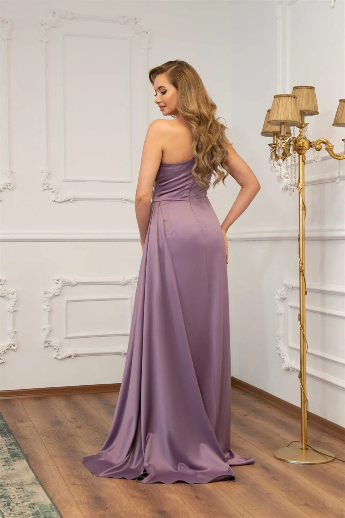 Carmen  Langes Abendkleid aus lavendelfarbenem Satin mit One-Shoulder-Schlitz