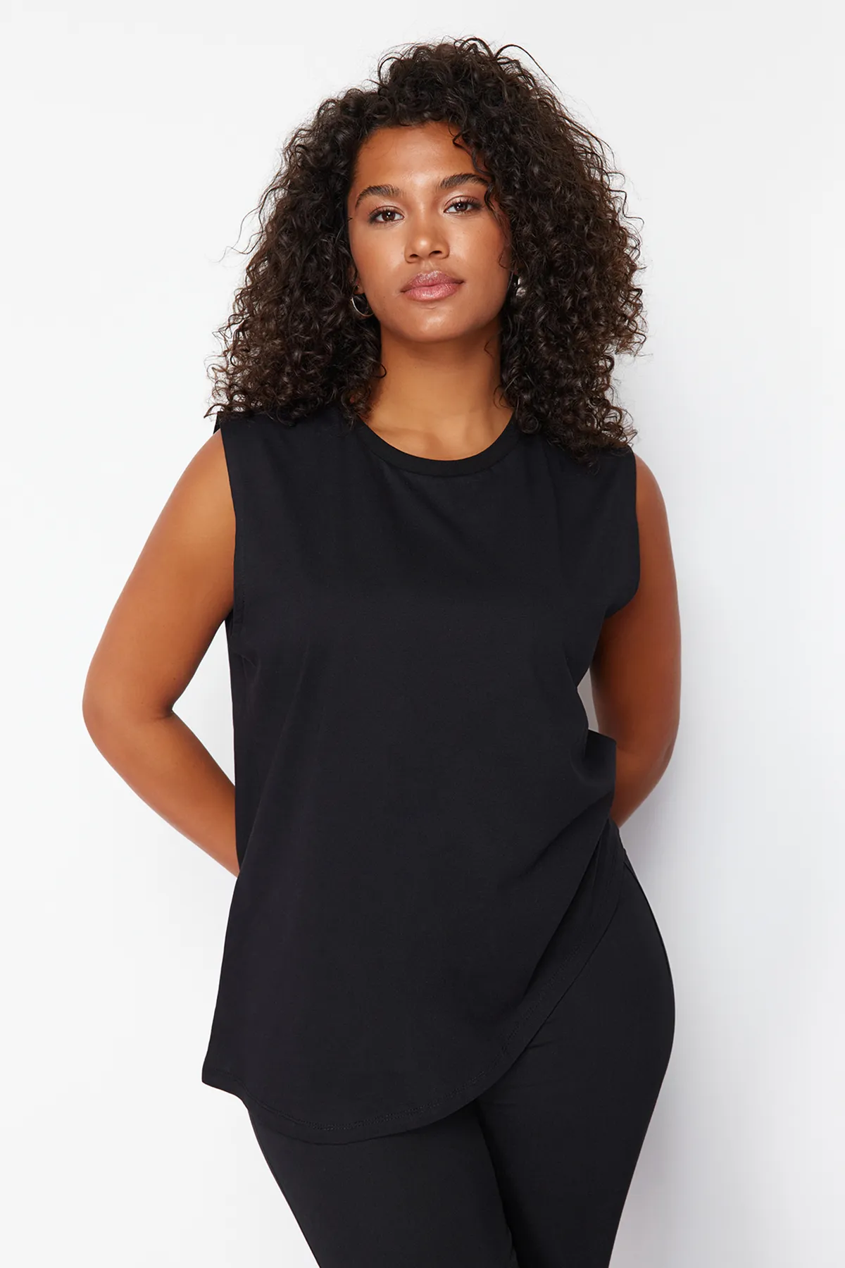Trendyol Curve  Schwarzes, asymmetrisches Strick-T-Shirt aus 100 % Baumwolle, nachhaltiger TBBSS24BF00052