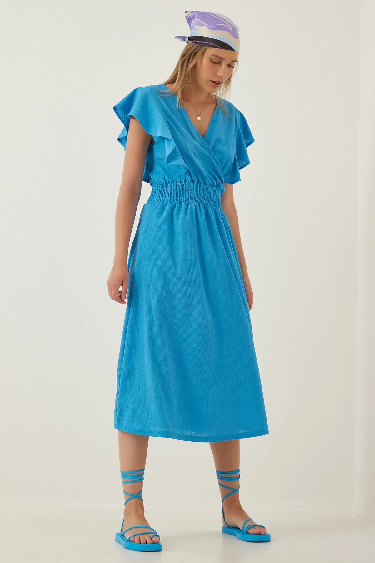 Happiness İstanbul  Damen-Strickkleid mit blauem Volant und Strukturmuster CI00025