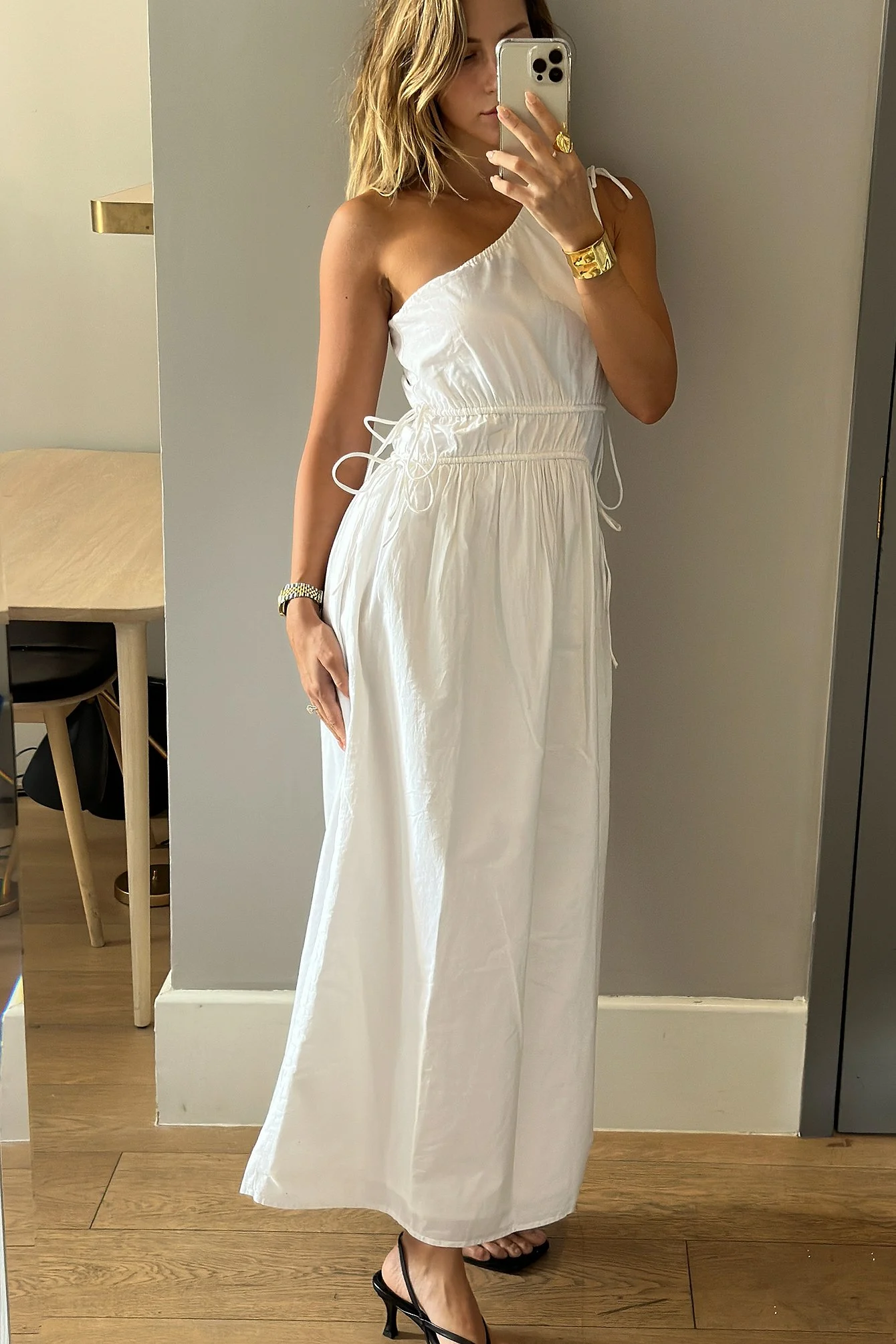 Einseitig schulterfreies Kleid mit Bindedetail