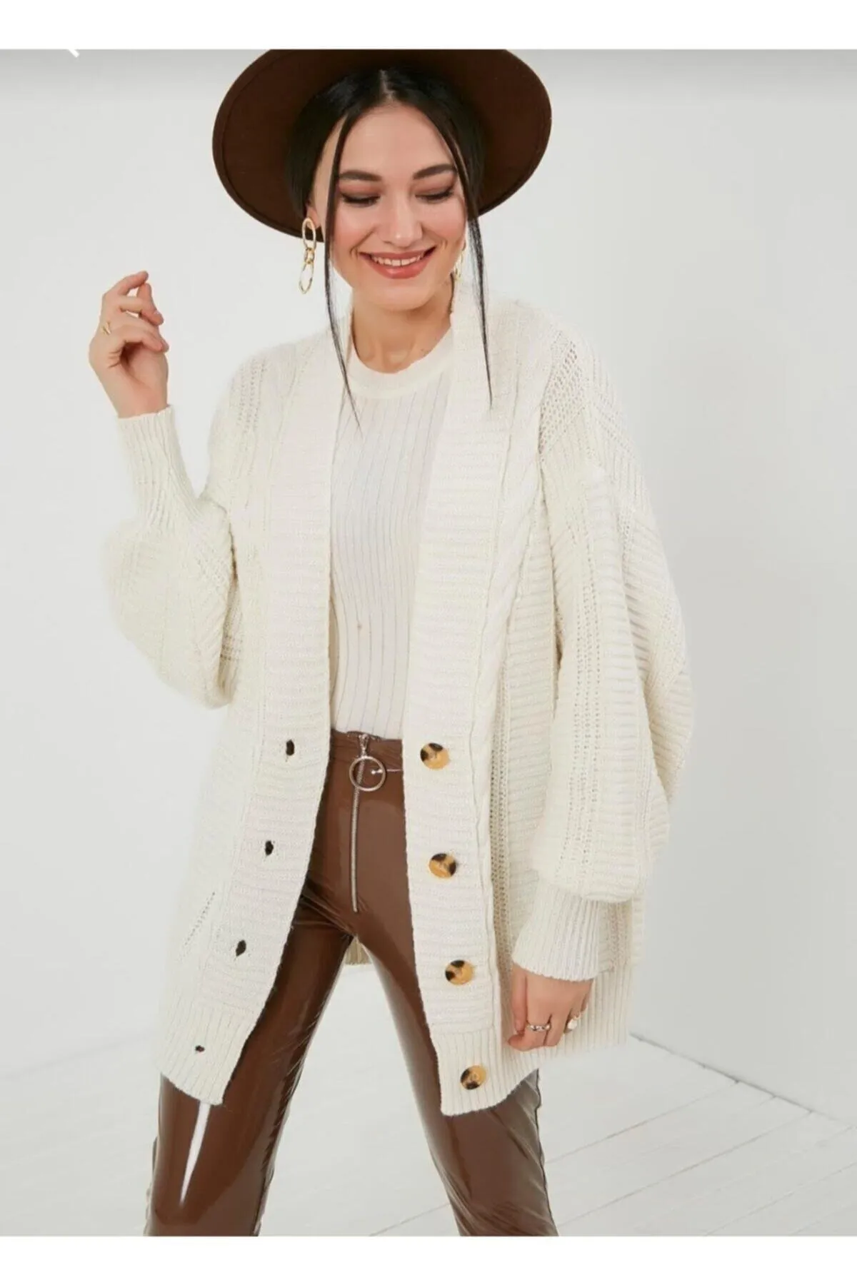 Nazende Stil  Ecru gestrickter, gemusterter Freizeit-Cardigan für Damen in Weiß