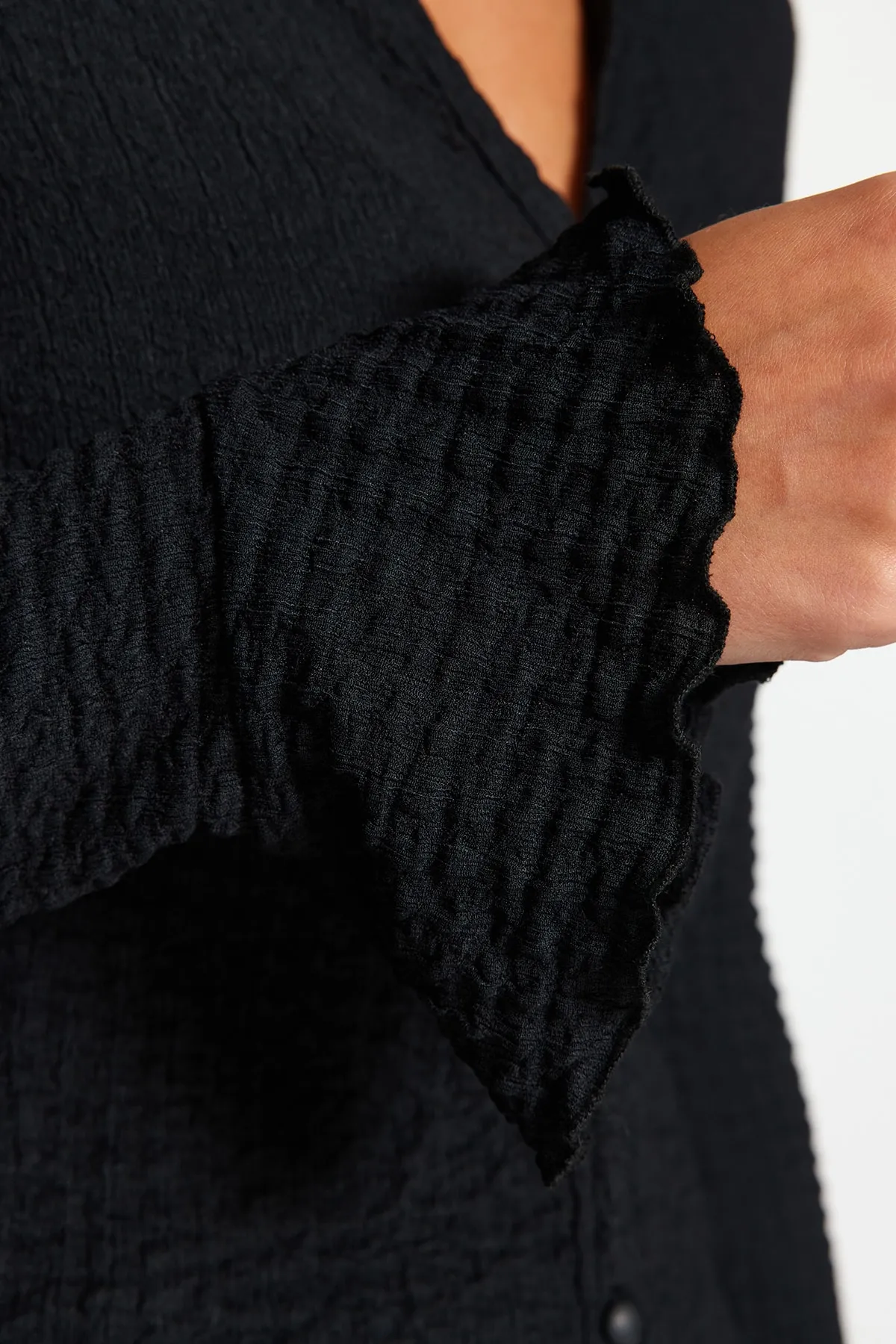 Trendyol Collection  Schwarzes Premium-Textur-Stretch-Strickhemd mit spanischen Ärmeln TWOAW24GO00004