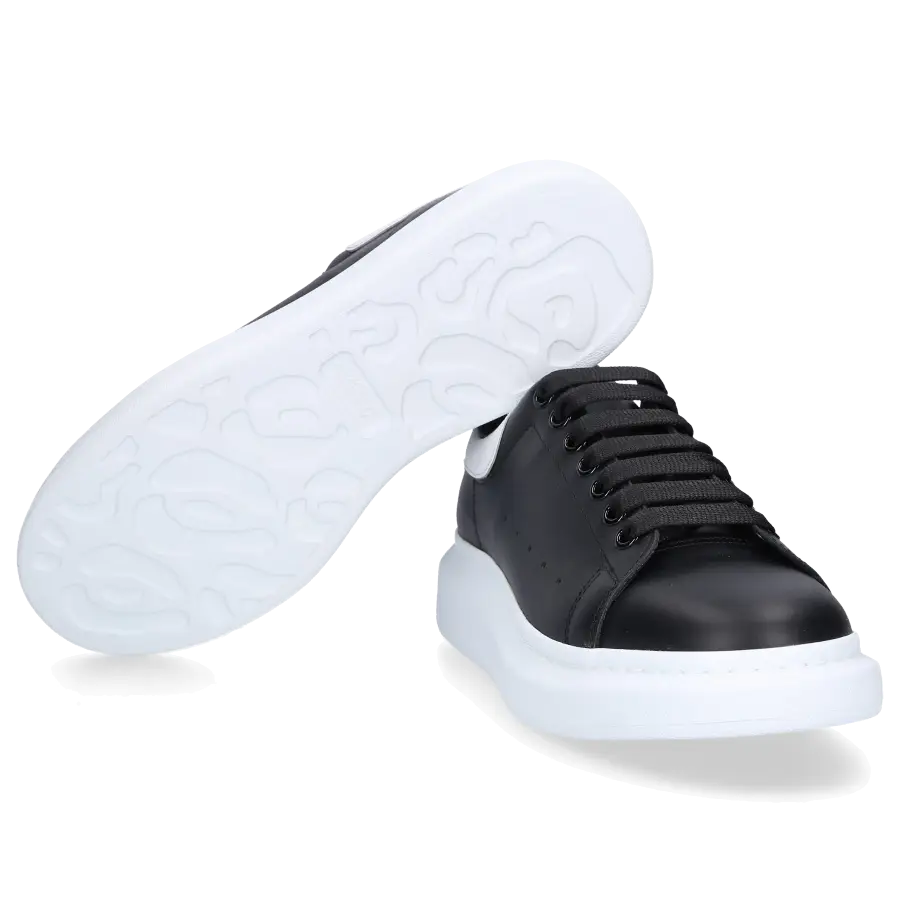 Alexander McQueen - Sneaker low LARRY Kalbsleder - schwarz